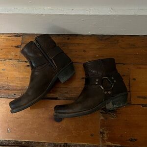 Vintage Frye western bootie with hardwear details amazing condition